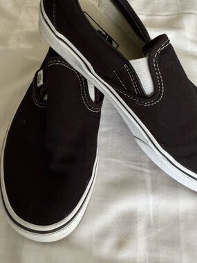 Effortless Edge: Vans Classic Black Slip-On – Iconic Comfort, Timeless Style.